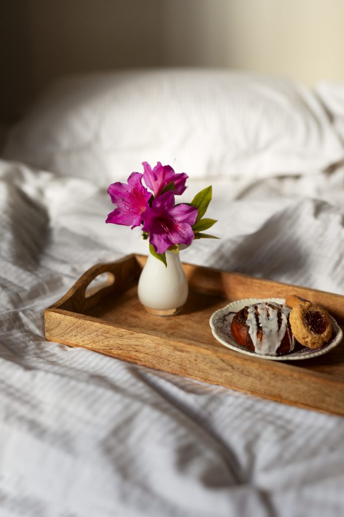 nahaufnahme-eines-romantischen-fruhstucks-im-bett